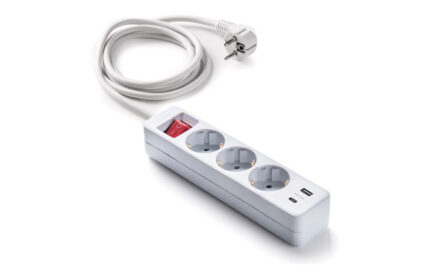 BASE MULTIPLE CON INTERRUPTOR BLANCA - 3 TOMAS+2USB 1,5MT
