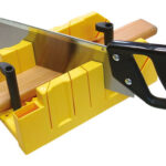 CAJA PARA INGLETES PLASTICA - 300 X 130 MM + SERRUCHO COSTILLA