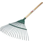 ESCOBA RECOGEHOJAS METALICA 21 DIENTES REDONDOS - 43,5 X 37 CM MANGO DE MADERA